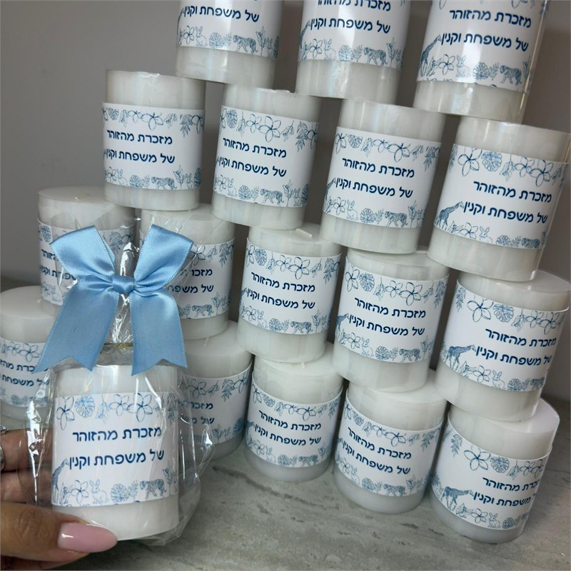 מלאי נרות מזכרת מודפסים מוכנים לחלוקה לאורחי האירוע