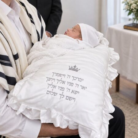 כרית לברית דגם מלמלה עם רקמת כתר וברכת כהנים בכסף - התינוק על הכרית בטקס הברית