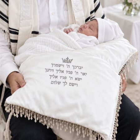 כרית לברית דגם פנינים עם רקמת כתר וברכת כהנים בכסף - התינוק על הכרית בטקס הברית