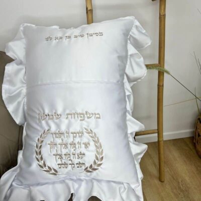 כרית לברית מלמלה ועלי כותרת בצבע שמנת