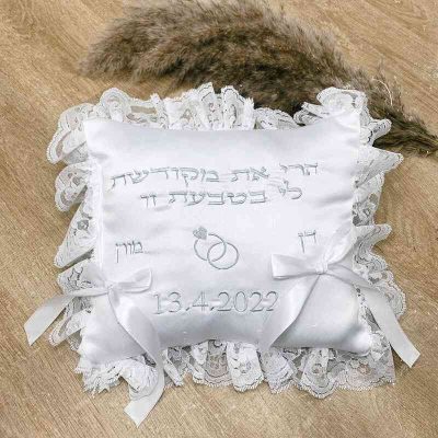 כרית לטבעות נישואין עם רקמה - דגם ריבוע עם תחרה